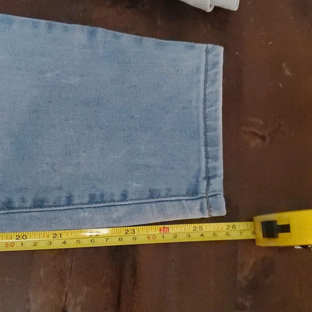 Nicole Miller High Rise Lt. Blue, Size 8, 5 Pocket Style, Button Fly Jeans. - Picture 10 of 10